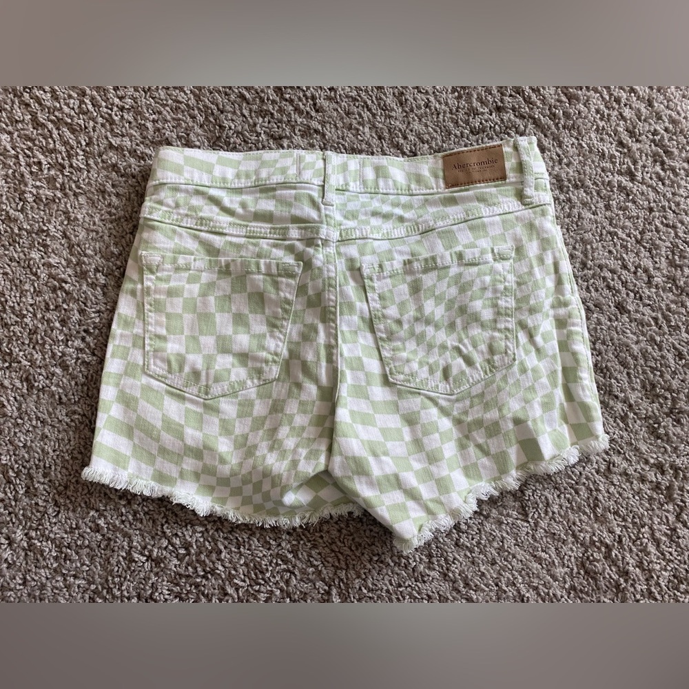 Abercrombie kids midi short mid rise checkered white and green shorts 💚